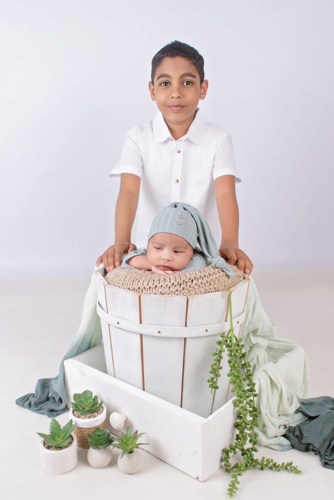 When Is the Best Time for a Newborn Photoshoot in Durban (And What If You Miss It?) Newborn baby with sibling